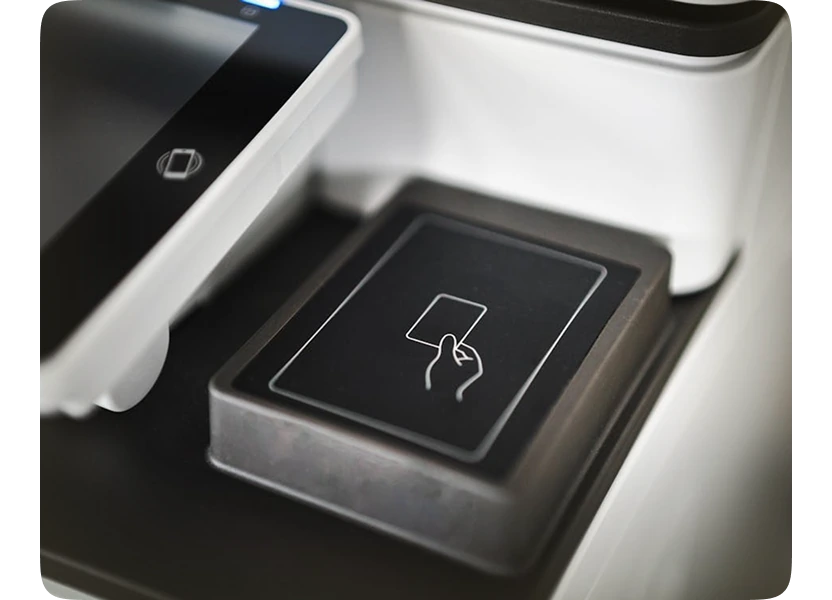 Lecteur de badge relié au terminal de vente